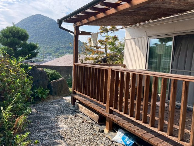 丸亀市飯山町東坂元　飯野山が見えるリフォーム平屋の庭|ウッドデッキ・お庭から飯野山が眺められます。