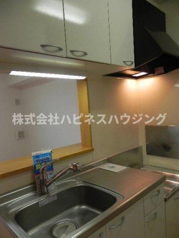 ロックガーデン森Ｂのキッチン|コンパクトなキッチンで掃除もラクラク