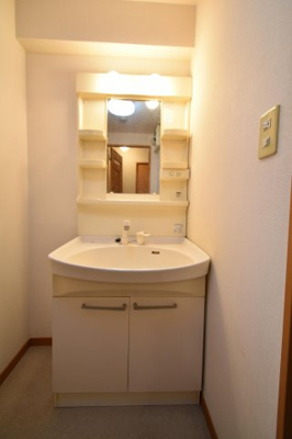 【洗面所】 | ドミールパレス櫛原 | 明るい洗面所です