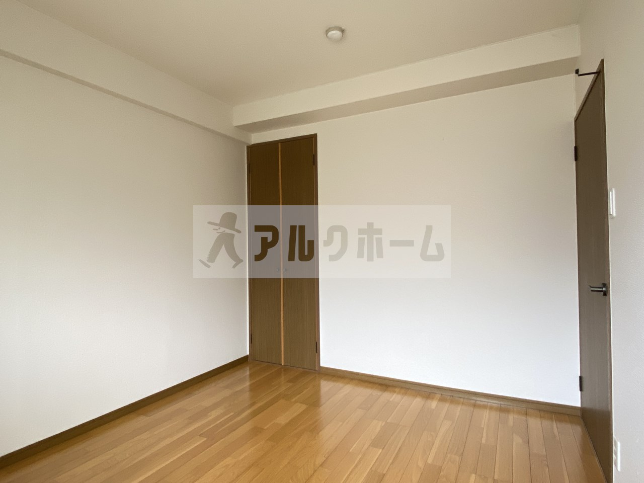 フローラルマンションの洋室