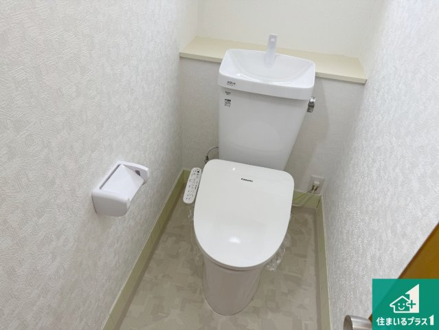 川西市けやき坂　中古一戸建てのトイレ|1・2階の2ヶ所にあるので、朝の忙しい時間の順番待ちもなく、深夜の利用にも大変便利です。