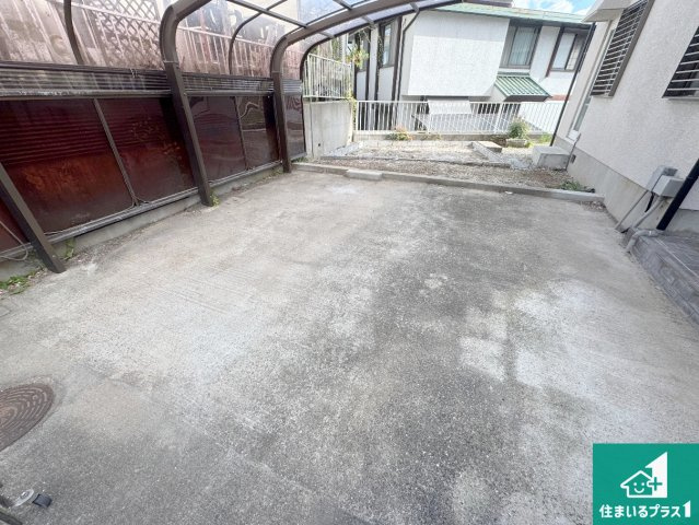 川西市けやき坂　中古一戸建ての駐車場|駐車スペース有ります！
