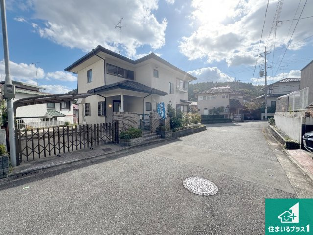 川西市けやき坂　中古一戸建ての前面道路含む現地写真|周辺は閑静な住宅街！前面道路広々で車の出し入れも便利です。駐車が苦手な方でも安心して車庫入れできます！