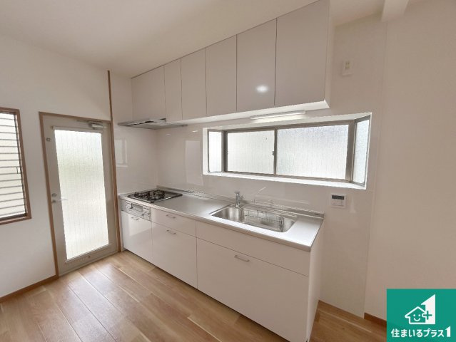 川西市けやき坂　中古一戸建てのキッチン|吊戸棚付きで収納スペースがしっかりあるシステムキッチン！お好きな食器や調理器具を揃えられます！
