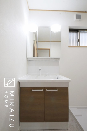 【独立洗面台】 | 洗面台です。収納棚もとても充実しております。コスメが大好きな奥様も、女子力高いご主人様もきっとご満足いただける収納力です。