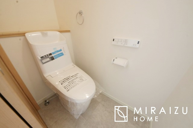 【トイレ】 | 空気の換気と光の明るさに配慮した清潔感のあるトイレ、ご自分の好きなアロマや芳香剤を置いて落ち着く空間を演出、一人になれる空間ですから、リラックスしたいですね。