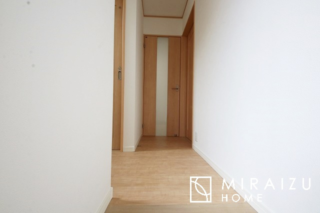 【玄関】 | いってきます♪ただいま♪明るい声が聞こえてきそうな玄関。ナチュラルなカラーがとても清潔感のある造りです♪
