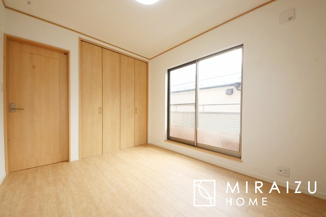 【洋室】 | 居心地の良さそうなリラックスできる空間。独立性のある建物ですので、ご自分の時間を大切にしたご家族様にぴったりです！
