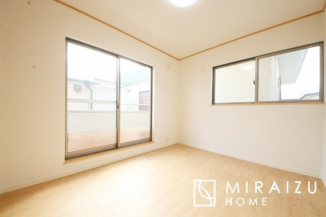 【寝室】 | 広さのある洋室は、ご夫婦様の寝室にぴったりですね。ご主人様の趣味のものや書斎などにも使用できるくらいの広さが嬉しいです。収納もばっちり完備してますのでお荷物が多いご家族様も安心してお暮しいただけます！