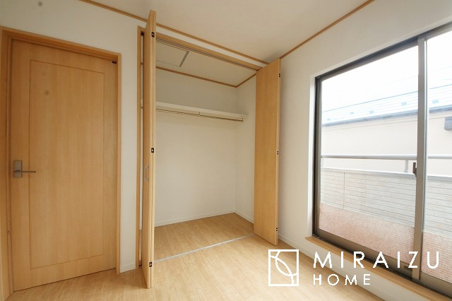 【子供部屋】 | お子様のお部屋にも主寝室にも使えますね。窓が二面についていますので採光もばっちり、空気の入れ替えもOK！自分のお部屋を持ちたいお子様の夢を叶えます！
