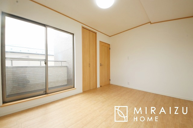 【収納】 | 収納力も自慢です。お洋服がお好きなお客様も多いですよね、衣替えをしなくてもお洋服をしまっておけそうなくらいの広さですね！
