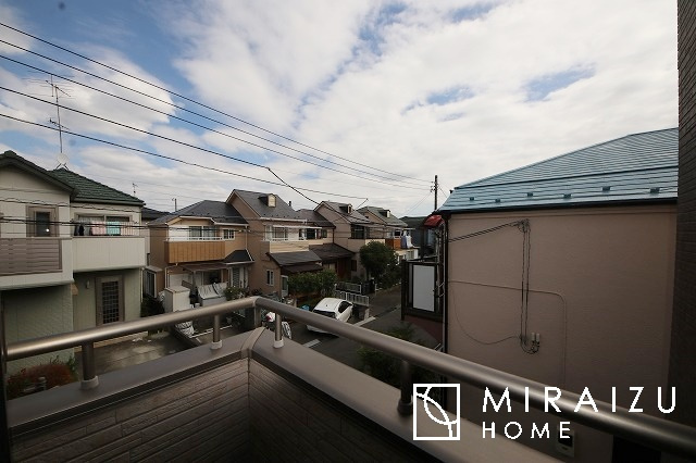 【バルコニー】 | 小鳥の鳴き声で目覚める朝、爽やかな風が入ります。太陽の陽射しでお洗濯物がカラッと乾き、気持ちの良い洋服とお布団で快適に過ごせます。