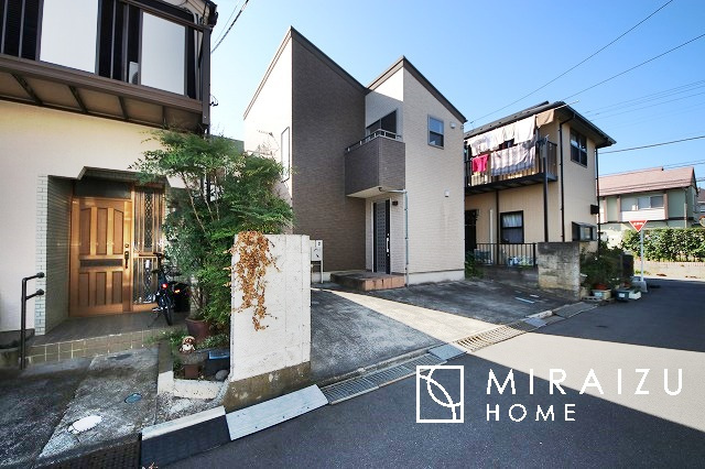 【外観】 | 青く澄み渡った綺麗な空と、陽の光をたっぷりと受ける、そんな住宅で新生活をスタートしてみませんか？見学・ご相談等、ミライズホーム(株)までお気軽にご連絡下さい。