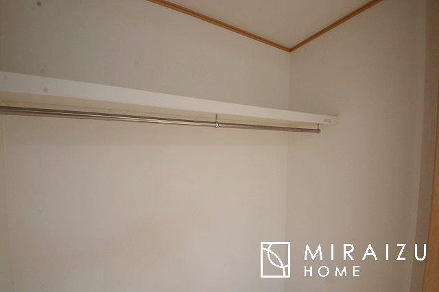 【子供部屋】 | 床のフローリングもオシャレな洋室が嬉しいです。独立性のある住宅ですので、各居室それぞれ、テイストの違うお部屋インテリア造りをしても面白いかもしれませんね！