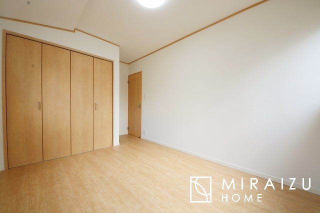 【洋室】 | 小鳥の鳴き声で目覚める朝、爽やかな風が入ります。太陽の陽射しでお洗濯物がカラッと乾き、気持ちの良い洋服とお布団で快適に過ごせます。