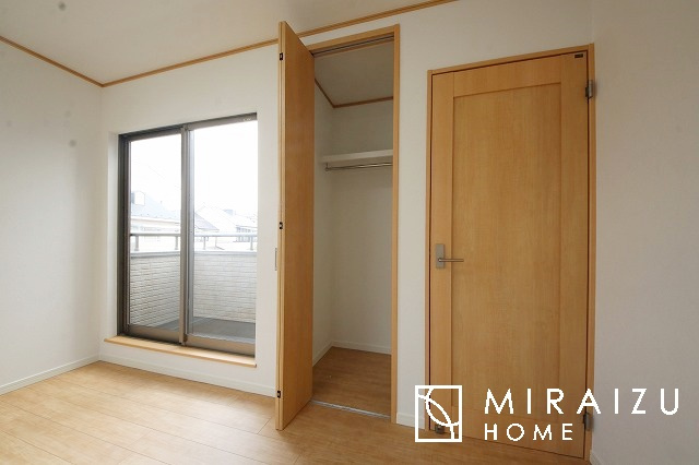 【収納】 | 収納あり、自然な採光ありの洋室。家族みんなが気持ち良く目覚められる、過ごしやすい主寝室などにもお勧め。もちろん、ペットもご一緒に。