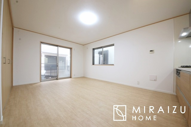 【居間・リビング】 | 陽当たりが心地の良いリビング空間です。日中はカーテンを開けて自然な光を取り込みリラックスして過ごしたいですね、照明器具もセンスの良いものを使いたいですね。
