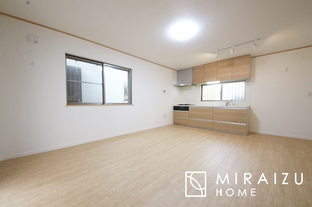 【居間・リビング】 | 大きな窓が特徴のリビングでは、太陽光も沢山取り込むことが出来てお家の中にいても日光浴が可能ですね、開放的な空間です。インテリア選びも楽しそう、ご家族様で相談しながらインテリア配置も楽しみたいです