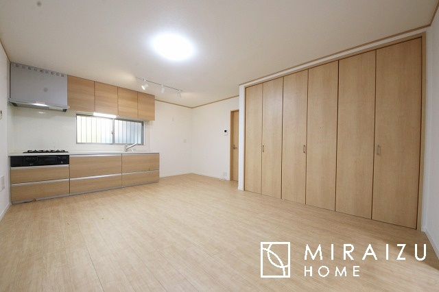 【居間・リビング】 | 明るい光が取り入れられる空間設計のリビングです。インテリア配置もしやすい間取りです。壁や床の色と合わせて落ち着いたインテリアも選びたいですね♪グリーンを飾っても素敵だと思います。
