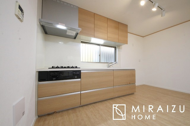 【キッチン】 | スッキリとした形が上品な広々ワイドキッチンです。窓もあり明るい空間の中で毎日お料理することが可能です。収納スペースも広いのが嬉しいですね。