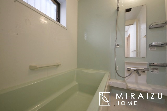 【浴室】 | 清潔感のある広い浴室が自慢です。疲れた日にはお湯をためてリラックスタイムを楽しみたいですね、今はスマホも防水の時代です、半身浴をしながら動画視聴、漫画視聴、楽しく過ごしたいですね^^