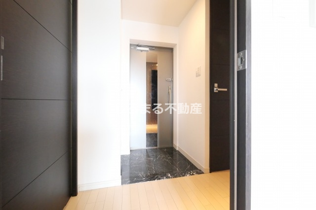 セイワパレス新梅田の玄関