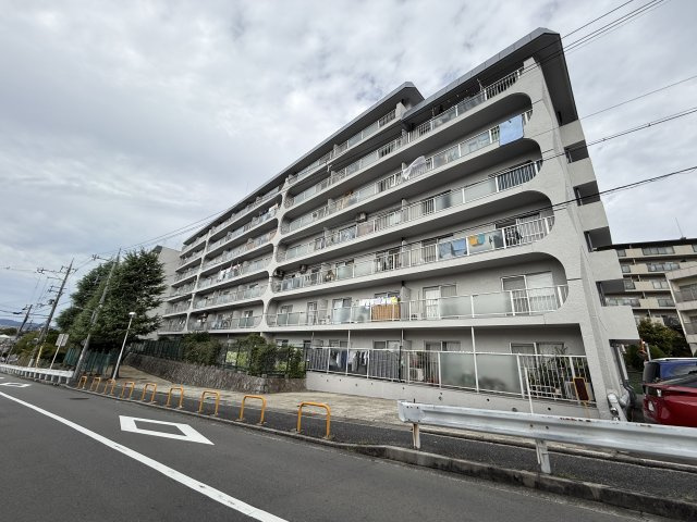 千里泉ヶ丘スカイハイツの外観