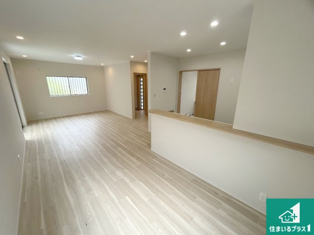 西宮市名塩平成台　中古一戸建ての居間・リビング|日当たり良好の明るいリビングで朝の目覚めもスッキリできそう！対面キッチンでご家族のコミュニケーションも自然と増える設計！小さなお子様が遊ぶスペースを作っても広々とくつろげるLDK！