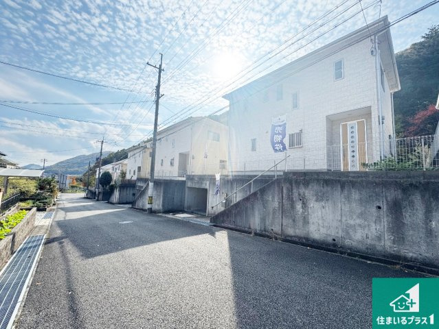 西宮市名塩平成台　中古一戸建ての外観|周辺は落ち着いた街並みの住宅地！子育てがしやすい住環境です！気になることがありましたら、お気軽にお問い合わせください！