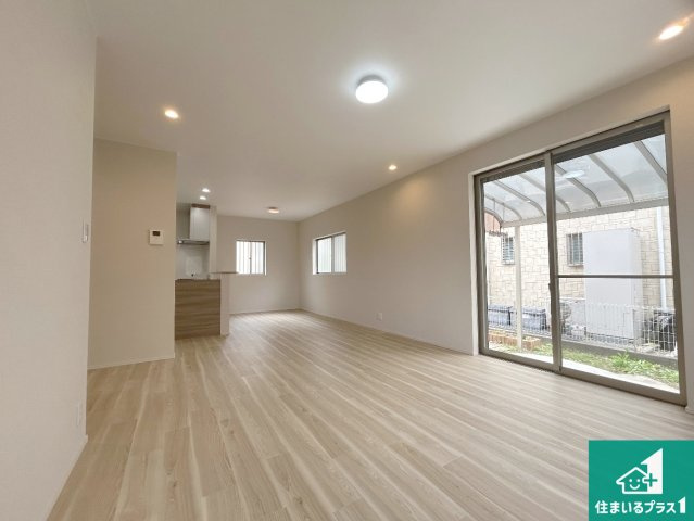 西宮市名塩平成台　中古一戸建ての居間・リビング|リビングと統一感があり、使い勝手のいいキッチン。広々としているので、二人並んで作業が出来ちゃいます。お子様と一緒に色々なお料理に挑戦できるスペースがあります。