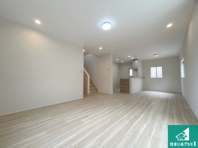 西宮市名塩平成台　中古一戸建ての居間・リビング|明るいリビングで朝の目覚めもスッキリできそう！対面キッチンでご家族のコミュニケーションも自然と増える設計！小さなお子様が遊ぶスペースを作っても広々とくつろげるLDK！