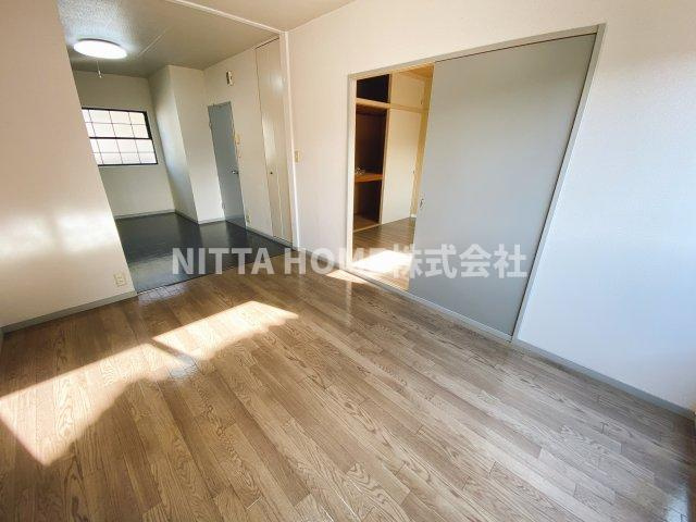 石生ハイツの居間・リビング|温かみのあるお部屋ですよ☆