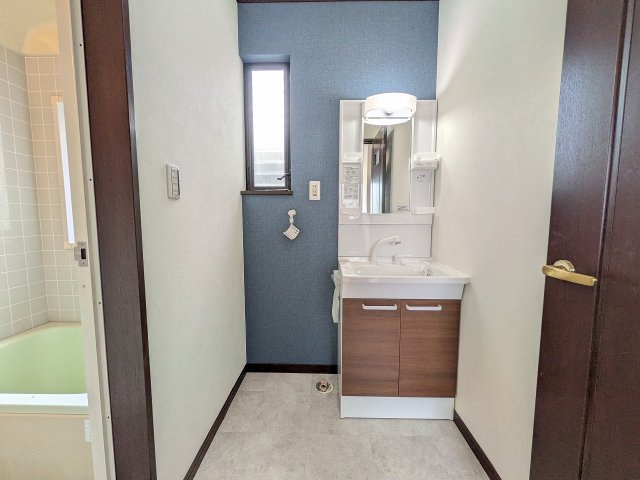 八王子市　丸山町　中古戸建ての脱衣所|～窓付きで明るい洗面所　換気もしやすいです～