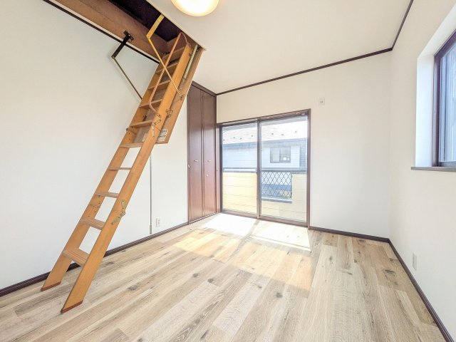 八王子市　丸山町　中古戸建ての寝室|～2階バルコニーに面している6.0帖の洋室です～