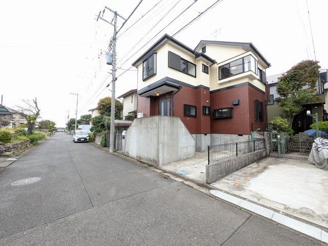 八王子市　丸山町　中古戸建ての前面道路含む現地写真|～北側6ｍ道路に面しています～