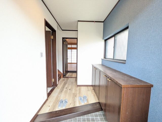 八王子市　丸山町　中古戸建ての玄関|～アクセントクロスが目をひく玄関ホール～