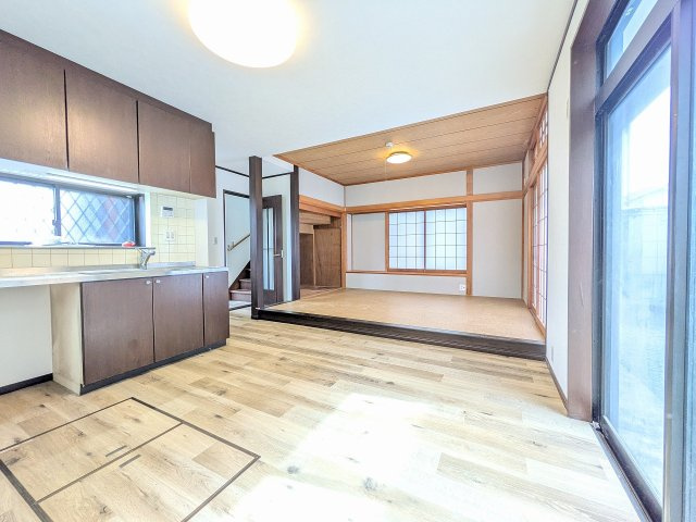八王子市　丸山町　中古戸建てのキッチン|～16.0帖の明るいLDKで、家族団欒の時間をお過ごしいただけます～