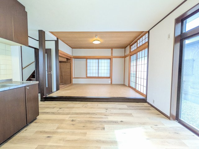 八王子市　丸山町　中古戸建ての居間・リビング|～16.0帖の明るいLDKで、家族団欒の時間をお過ごしいただけます～