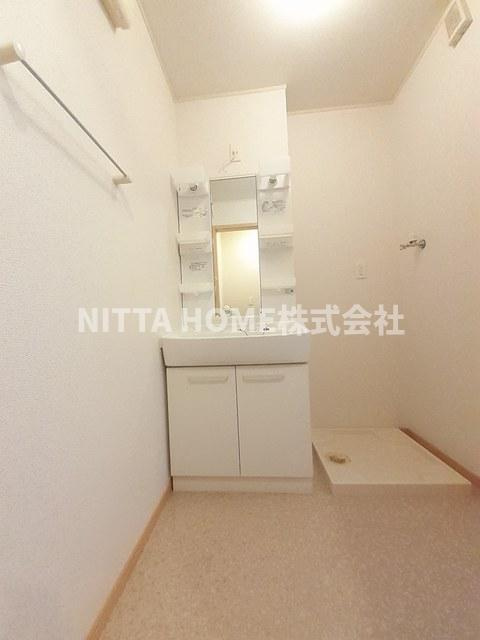 フリーデン　ハウスの洗面所|シャワー付きの洗面化粧台もあります♪