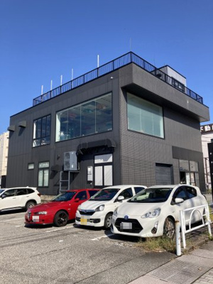 【外観】 | KMビル | 写真の駐車場は隣接の月極駐車場（6,150円/月）です