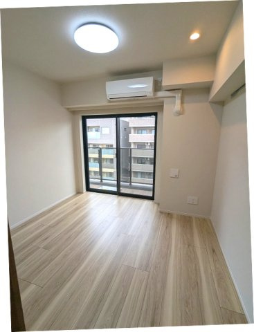 URBAN PARK浅草Ⅱの設備|リビング隣の5.7帖洋室
リビングと各洋室にエアコンと照明・ダウンライト付
インターネット無料