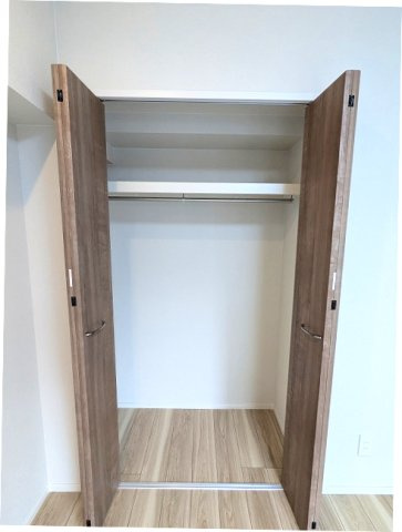 URBAN PARK浅草Ⅱの設備|リビング隣の5.7帖洋室のクローゼットです