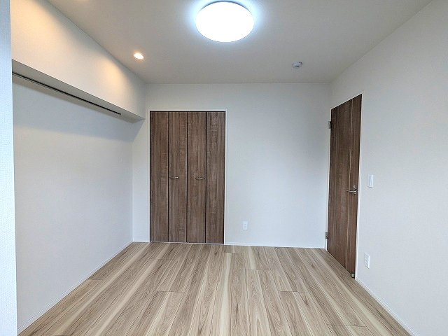 URBAN PARK浅草Ⅱの設備|リビング隣の5.7帖洋室
リビングと各洋室にエアコンと照明・ダウンライト付
インターネット無料