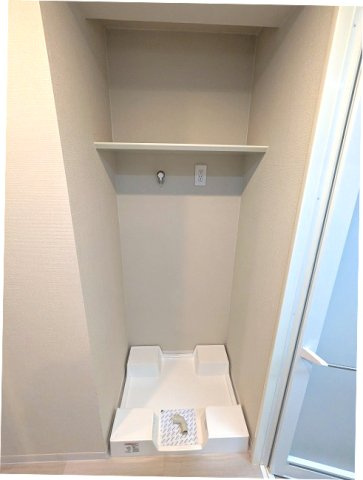 URBAN PARK浅草Ⅱの設備|脱衣室の洗濯機、排水口のお手入れし易い様に手前中央に配置し足高の防水パンです