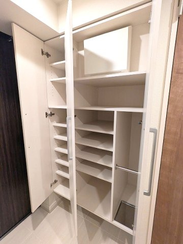 URBAN PARK浅草Ⅱの設備|傘入れ付収納豊富なトールタイプのシューズBOXです