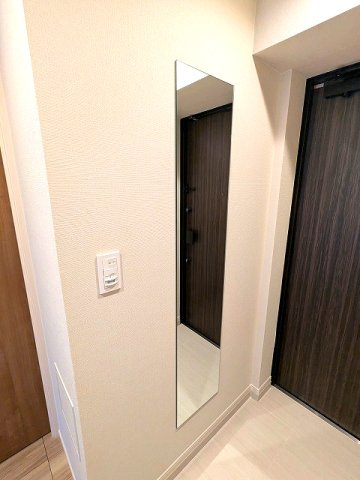 URBAN PARK浅草Ⅱの設備|玄関依姿見鏡付、人感センサー付き玄関ライト