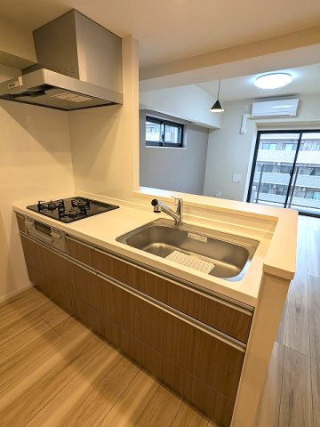 URBAN PARK浅草Ⅱのキッチン|グリル付ガス3口システムカウンターキッチン、瀟洒でお手入れ楽なガラストップコンロ、ビルトイン浄水器、ワイドシンク、奥の物の出し入れし易いスライド収納です