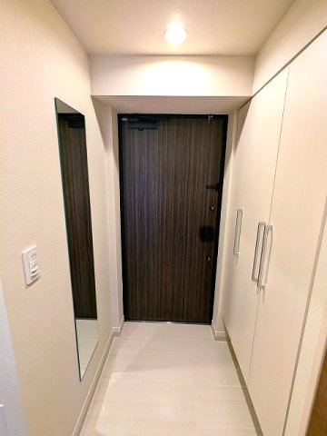 URBAN PARK浅草Ⅱの設備|ディンプルキーのダブルロックセキュリティ、玄関依姿見鏡付、人感センサー付き玄関ライト