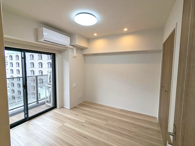 URBAN PARK浅草Ⅱの設備|リビング隣の5.7帖洋室
リビングと各洋室にエアコンと照明・ダウンライト付
インターネット無料
