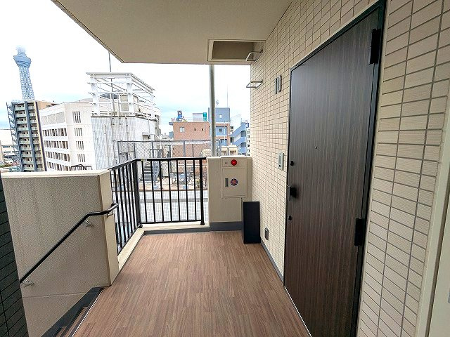 URBAN PARK浅草Ⅱの玄関|10F玄関前の共用廊下からスカイツリー隅田川花火見えます